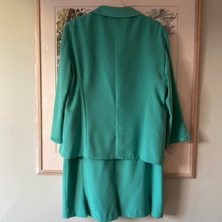 Traje chaqueta y blusa verde azulado