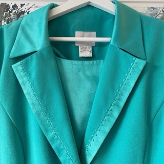 Traje chaqueta y blusa verde azulado