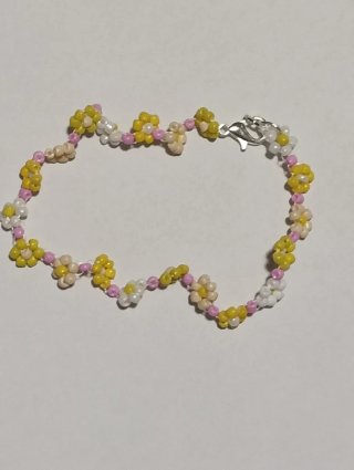 Pulseras hechas a mano con bolitas de flor