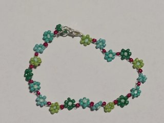 Pulseras hechas a mano con bolitas de flor