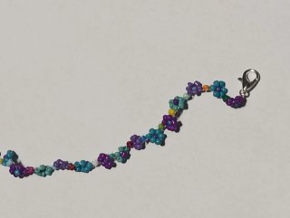 Pulseras hechas a mano con bolitas de flor