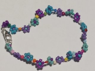 Pulseras hechas a mano con bolitas de flor