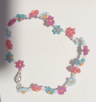 Pulseras hechas a mano con bolitas de flor