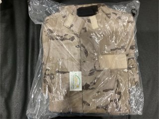 Traje militar camuflaje beige y marrón