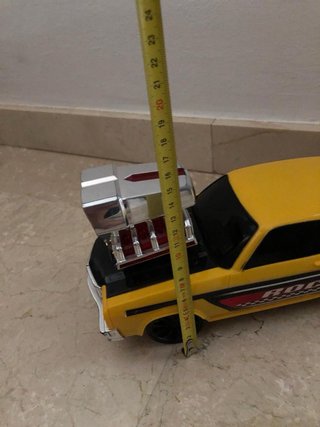 Coche de juguete amarillo con luces