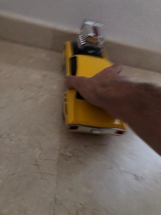 Coche de juguete amarillo con luces