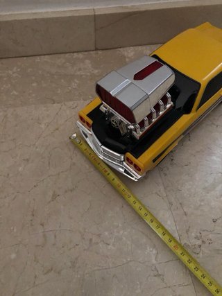 Coche de juguete amarillo con luces