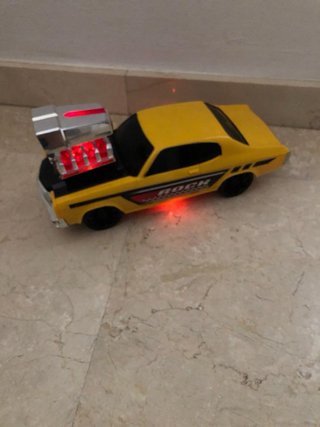 Coche de juguete amarillo con luces