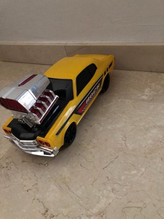 Coche de juguete amarillo con luces