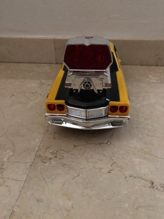 Coche de juguete amarillo con luces
