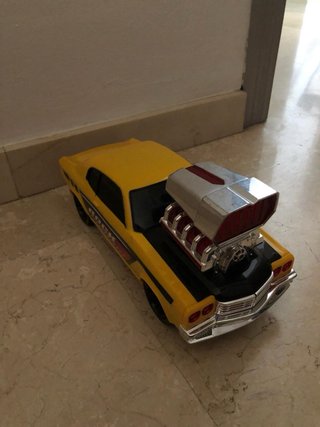 Coche de juguete amarillo con luces