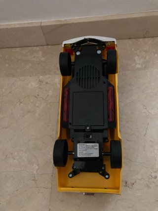 Coche de juguete amarillo con luces