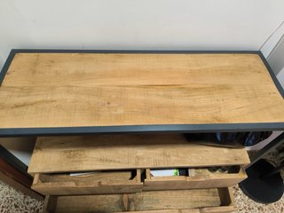 Mueble Banak Importa madera maciza y metal