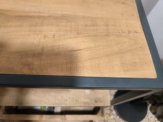 Mueble Banak Importa madera maciza y metal