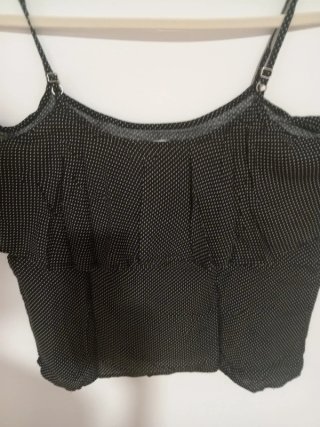 Blusa con volantes y tirantes