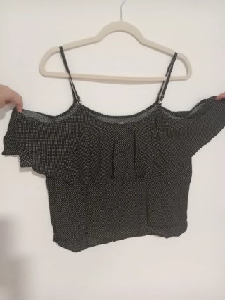 Blusa con volantes y tirantes