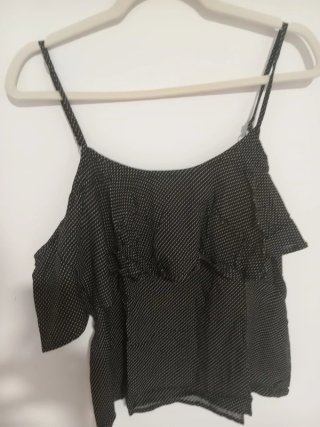 Blusa con volantes y tirantes
