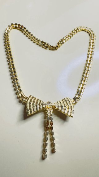 Collar tipo gargantilla con diamantes