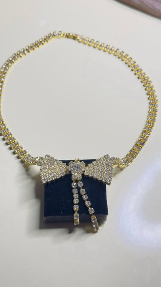 Collar tipo gargantilla con diamantes