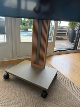 Soporte TV nuevo sin usar de madera y metal.