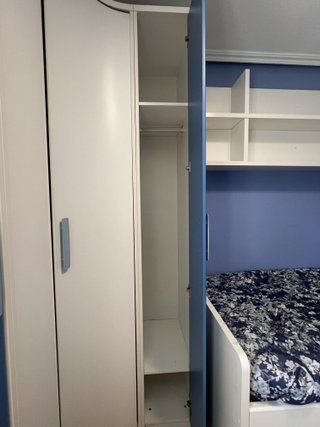 Armario esquinero azul y blanco