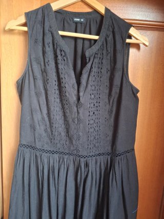 Vestido negro bordado