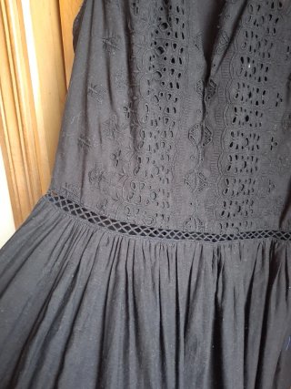 Vestido negro bordado