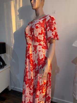 Vestido de verano rojo y blanco de seda.
