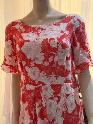 Vestido de verano rojo y blanco de seda.