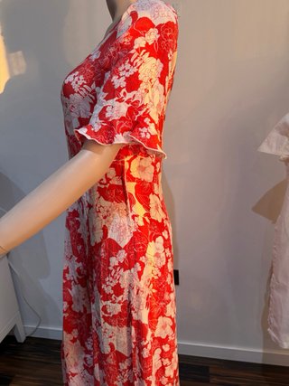 Vestido de verano rojo y blanco de seda.