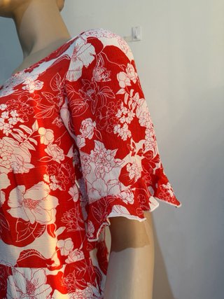 Vestido de verano rojo y blanco de seda.