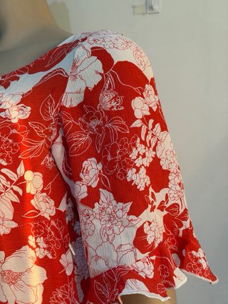 Vestido de verano rojo y blanco de seda.