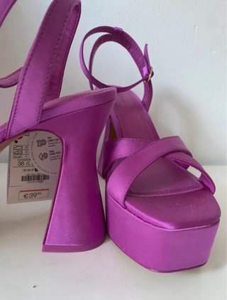 Sandalias de tacón fucsia sin estrenar