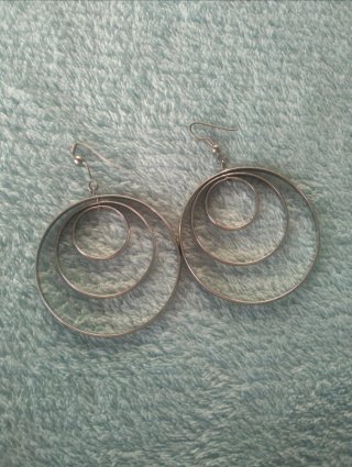 Pendientes largos aro plateados y rojos