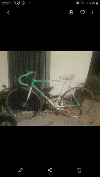 Bicicleta de carretera verde y blanca