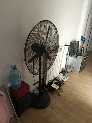 Ventilador de mesa blanco y gris