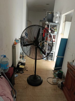 Ventilador de mesa blanco y gris