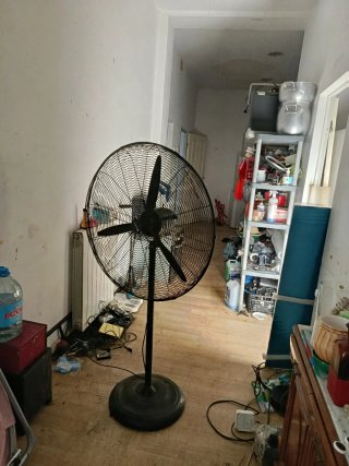 Ventilador de mesa blanco y gris