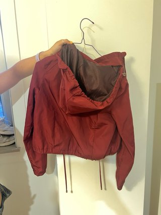 Chaqueta Bershka Roja con Capucha