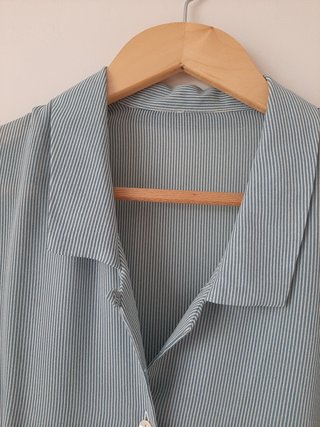 Camisa de talle recto rayas azul y blanco talla M
