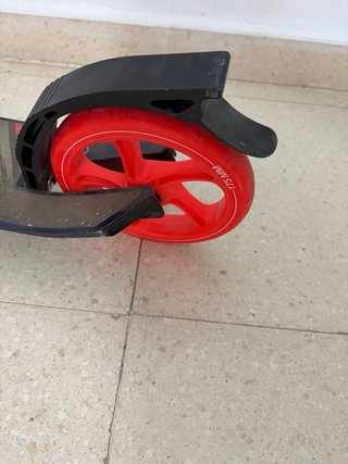Patinete infantil negro y rojo