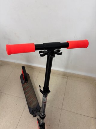 Patinete infantil negro y rojo