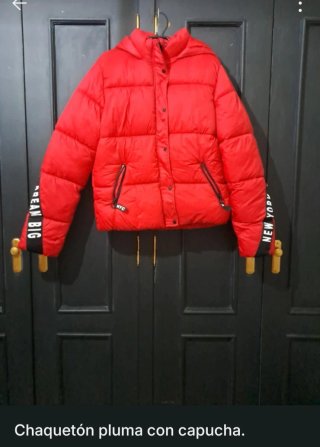 Chaqueta de plumas roja con capucha