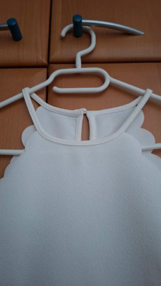 Top blanco SHEIN cuello alto y bordes ondulado. TS