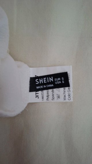 Top blanco SHEIN cuello alto y bordes ondulado. TS