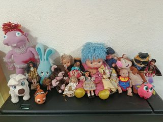 Lote de muñecas y peluches variados