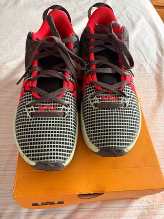 Zapatillas Nike Negras y Rojas