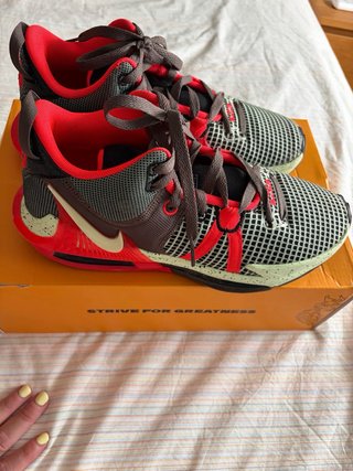 Zapatillas Nike Negras y Rojas