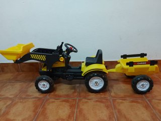 Tractor infantil amarillo con pala y remolque