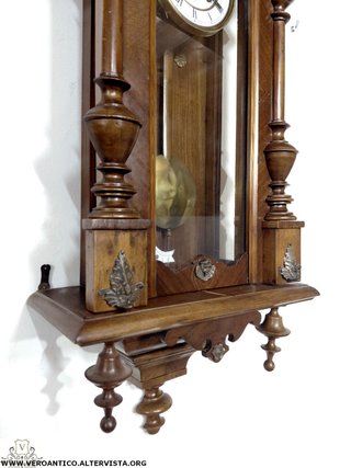 Antico orologio a pendolo funzionante
